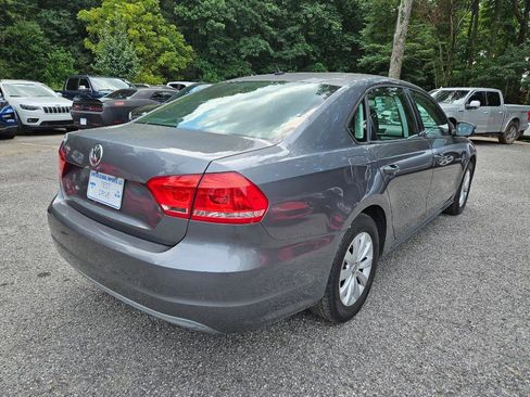 Used 2013 Volkswagen Passat S image 9