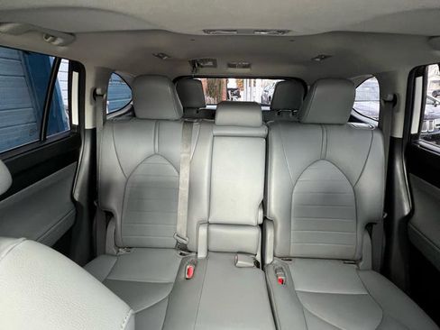 Used 2021 Toyota Highlander XLE image 25