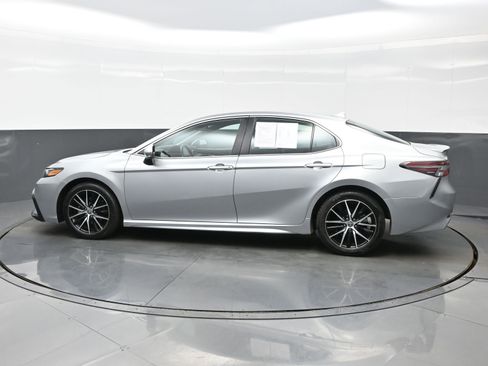 Used 2024 Toyota Camry SE FWD image 3