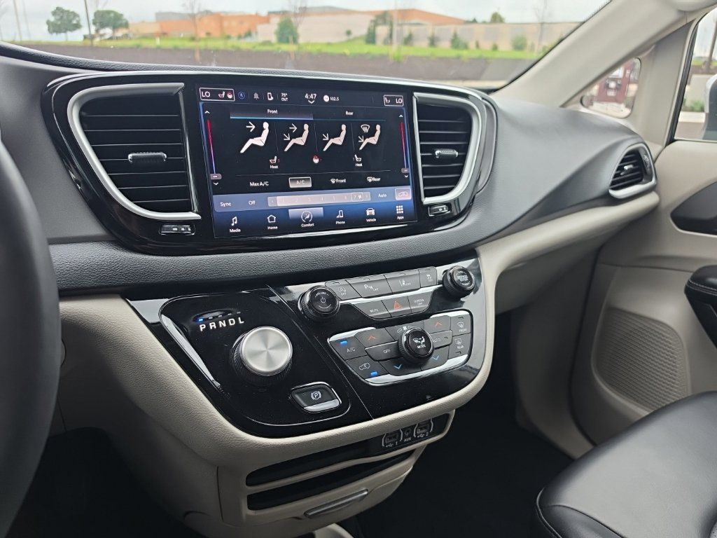 Used 2023 Chrysler Pacifica Touring-L FWD image 14