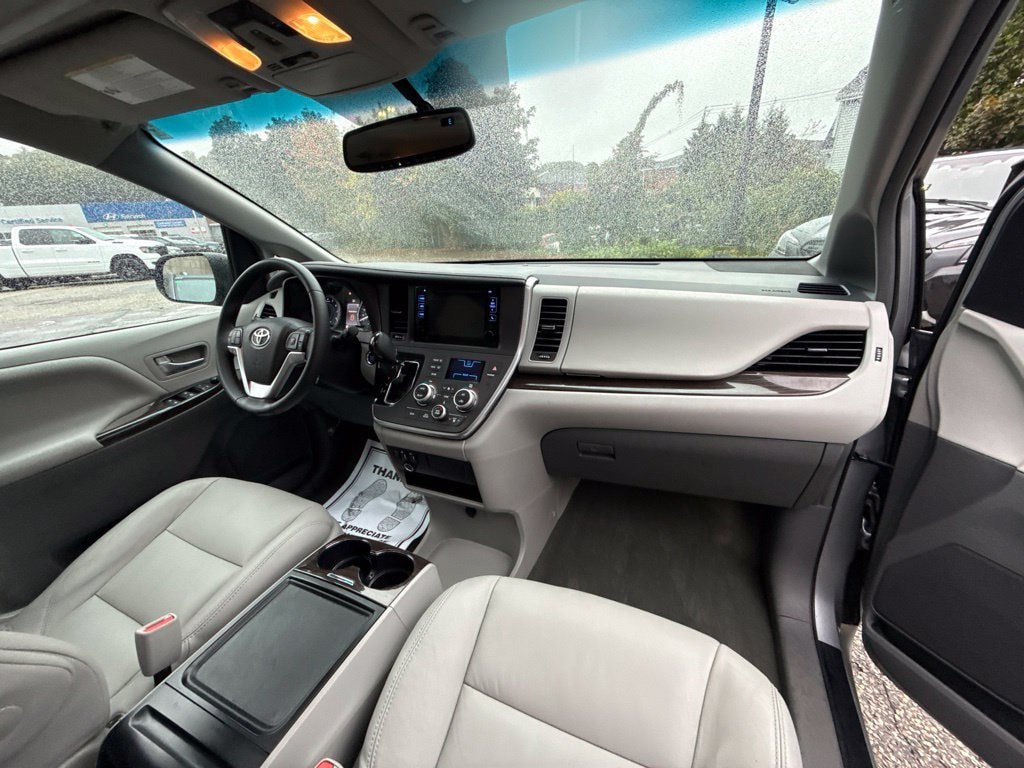 Used 2017 Toyota Sienna AWD image 22