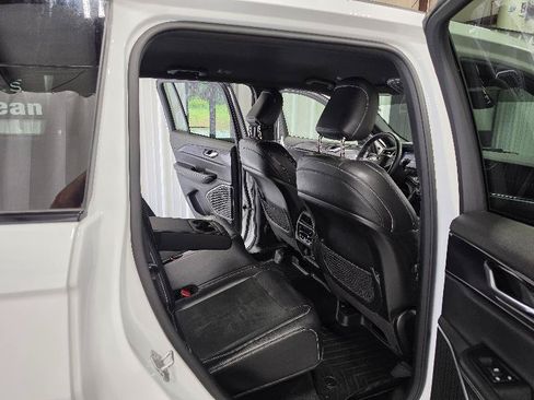 Used 2022 Jeep Grand Cherokee Altitude RWD image 16