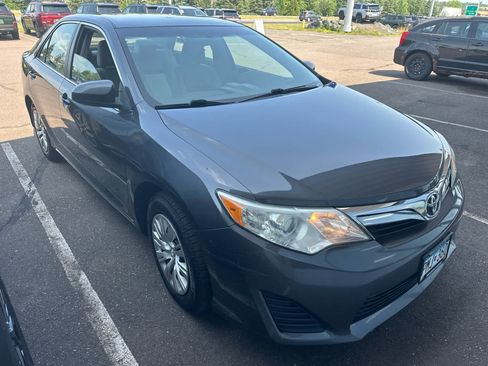 Used 2014 Toyota Camry LE FWD image 2