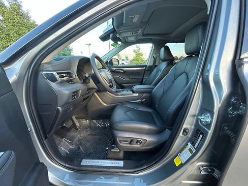 Used 2026 Toyota Highlander Limited AWD/4WD image 11