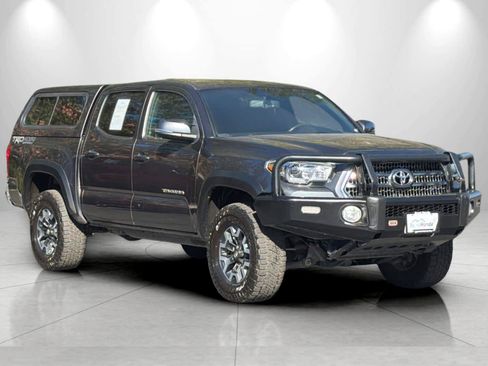 Used 2017 Toyota Tacoma TRD Off-Road w/ Tow Package (A/T) AWD/4WD image 9