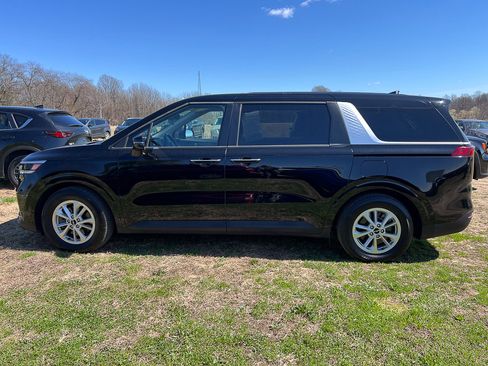 Used 2024 Kia Carnival LX image 2