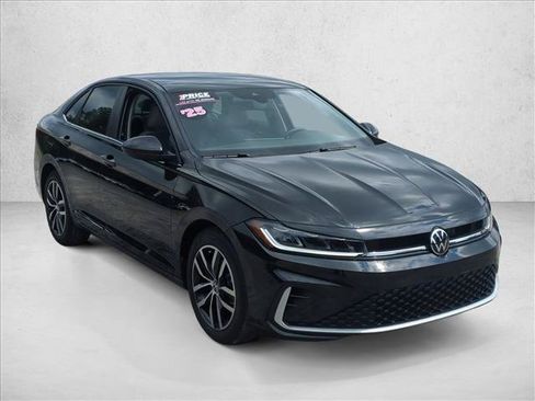 Used 2025 Volkswagen Jetta SE FWD image 3