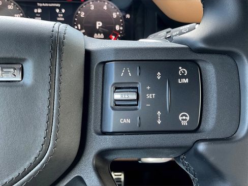 Used 2025 Land Rover Defender 110 V8 image 12