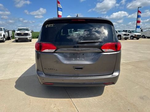 Used 2018 Chrysler Pacifica Touring Plus w/ S Appearance Package FWD image 4