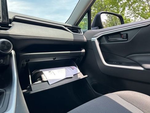 Used 2019 Toyota RAV4 LE AWD/4WD image 25