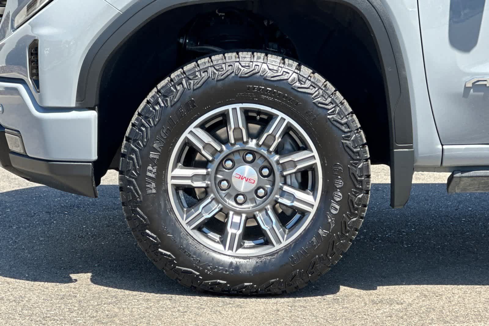 Used 2024 GMC Sierra 1500 AT4 w/ Technology Package AWD/4WD image 31