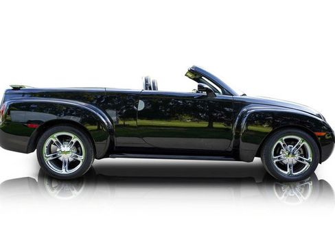 Used 2005 Chevrolet SSR w/ Preferred Equipment Group RWD image 2