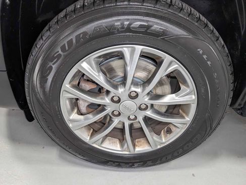 Used 2020 Jeep Cherokee Latitude Plus w/ Cold Weather Group image 3