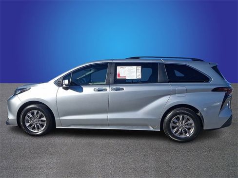 Used 2023 Toyota Sienna XLE image 7