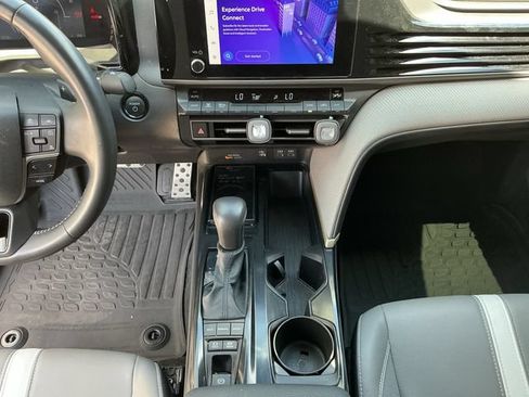 Used 2025 Toyota Camry SE FWD image 11