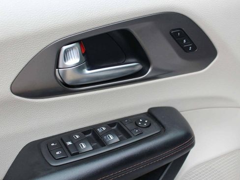 Used 2020 Chrysler Pacifica Touring-L FWD image 11