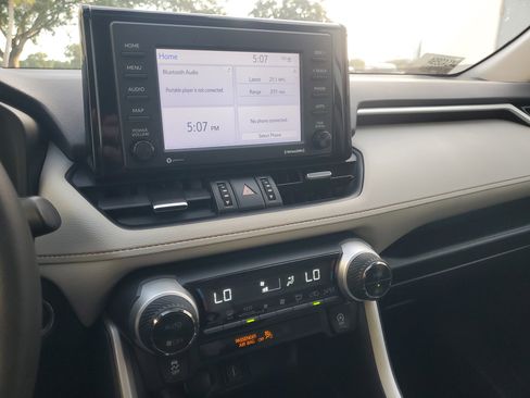 Used 2020 Toyota RAV4 XLE Premium image 26