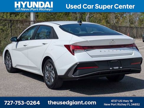 Used 2024 Hyundai Elantra SEL image 3