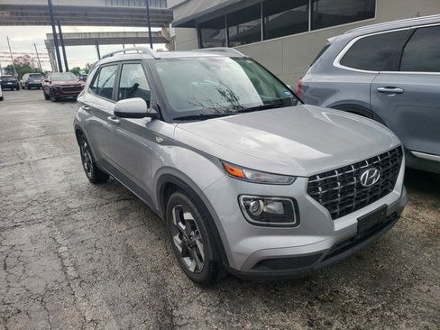 Used 2025 Hyundai Venue SEL FWD image 2