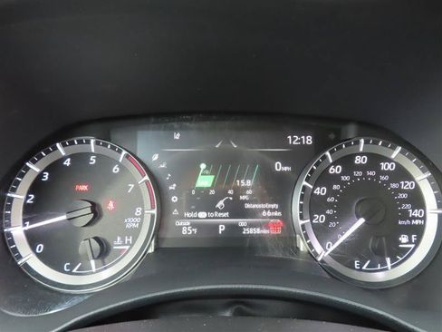 Used 2025 Toyota Highlander LE FWD image 17