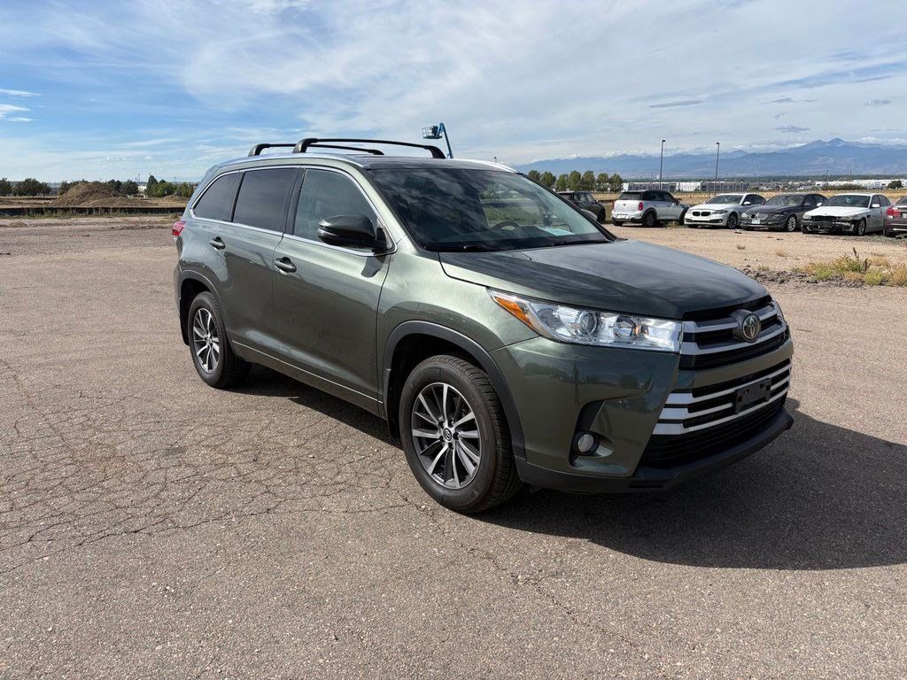 Used 2017 Toyota Highlander XLE AWD/4WD image 3