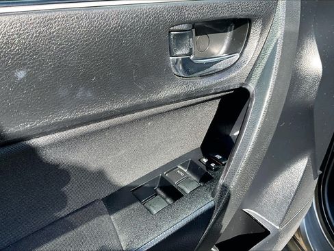 Used 2018 Toyota Corolla LE FWD image 31