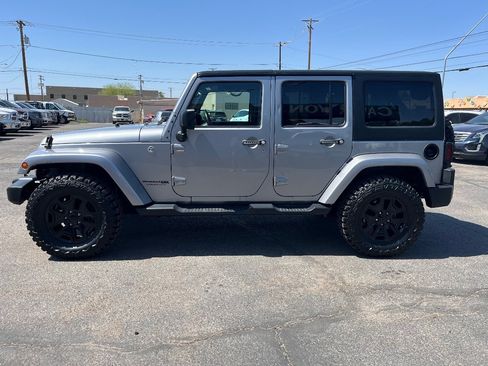 Used 2018 Jeep Wrangler Unlimited Sahara w/ Connectivity Group AWD/4WD image 9