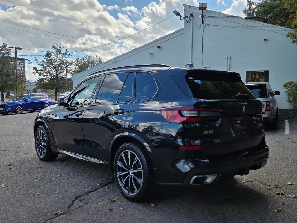 Used 2022 BMW X5 xDrive40i w/ M Sport Package AWD/4WD image 4