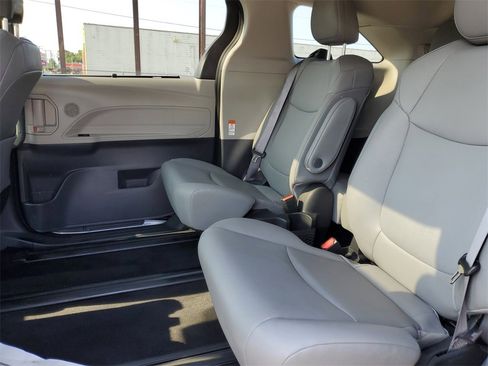 Used 2022 Toyota Sienna XLE image 10