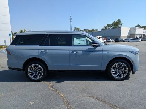 New 2025 Lincoln Navigator Reserve image 3