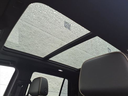 Used 2022 GMC Yukon SLT w/ SLT Premium Package image 16