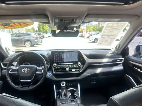 Certified 2021 Toyota Highlander Limited AWD/4WD image 13