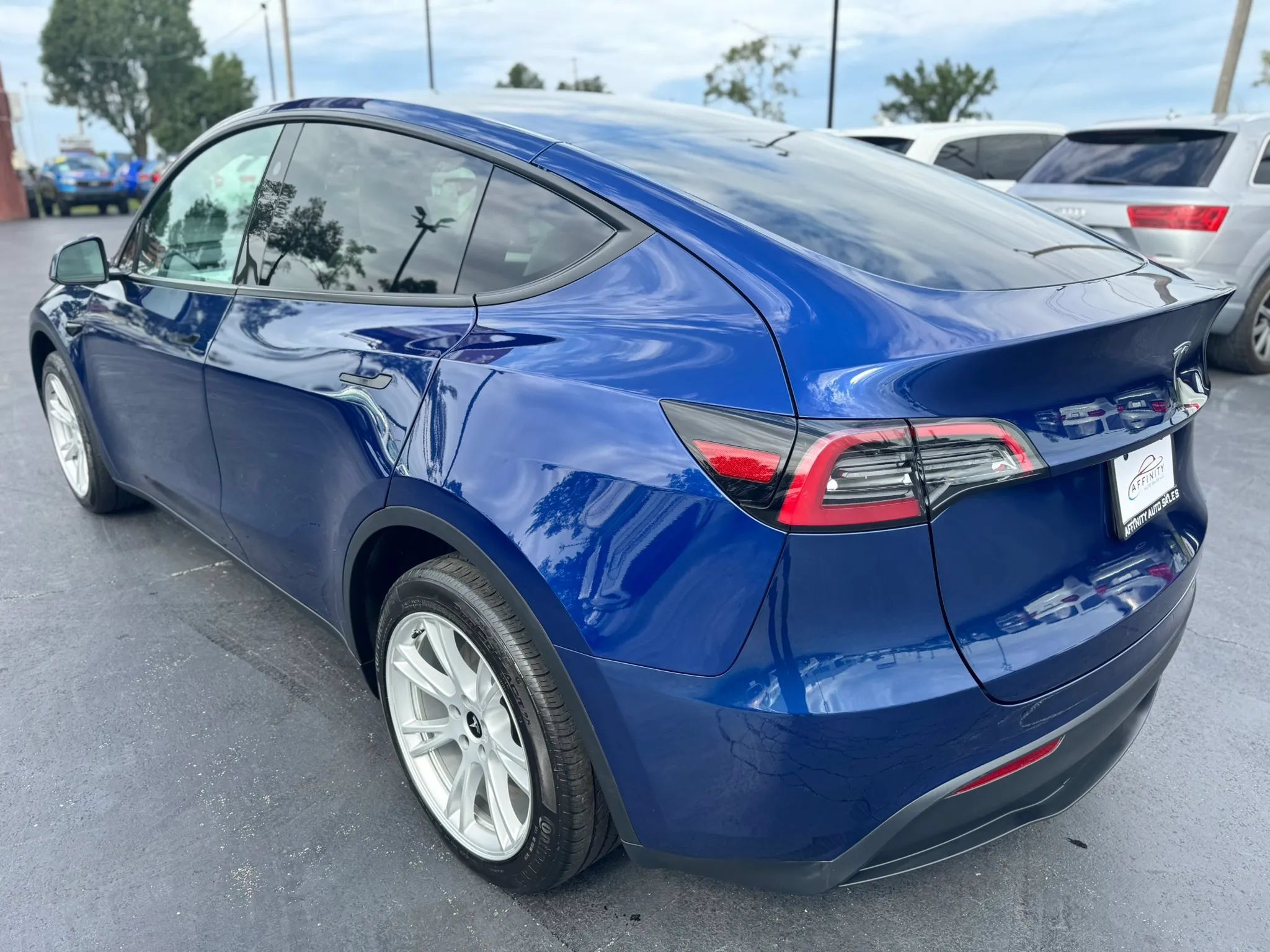 Used 2023 Tesla Model Y Long Range AWD/4WD image 3