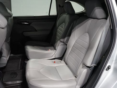 Certified 2023 Toyota Highlander XLE image 30