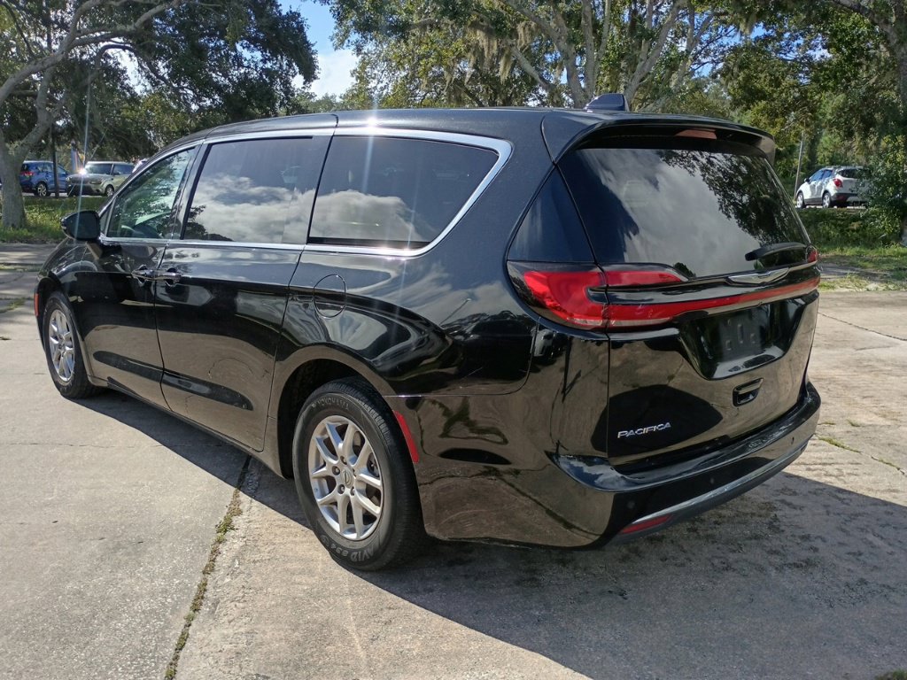 Used 2024 Chrysler Pacifica Touring-L FWD image 7