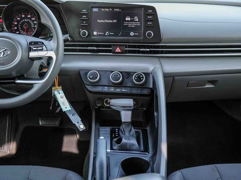 Used 2023 Hyundai Elantra SE FWD image 16