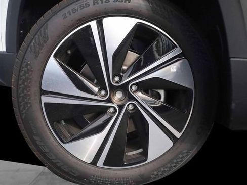 New 2026 Volkswagen Taos SE AWD/4WD image 3