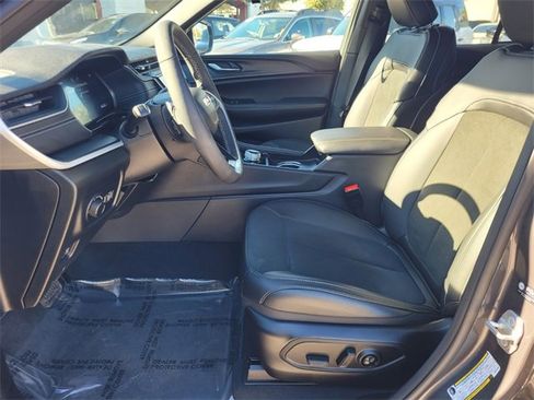 Used 2025 Jeep Grand Cherokee Altitude image 3