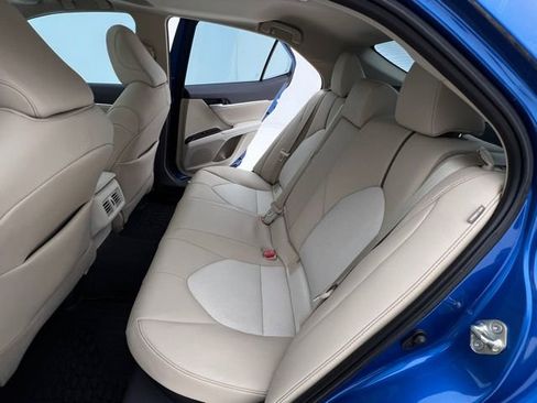 Used 2020 Toyota Camry XLE w/ Sunroof Package FWD image 17