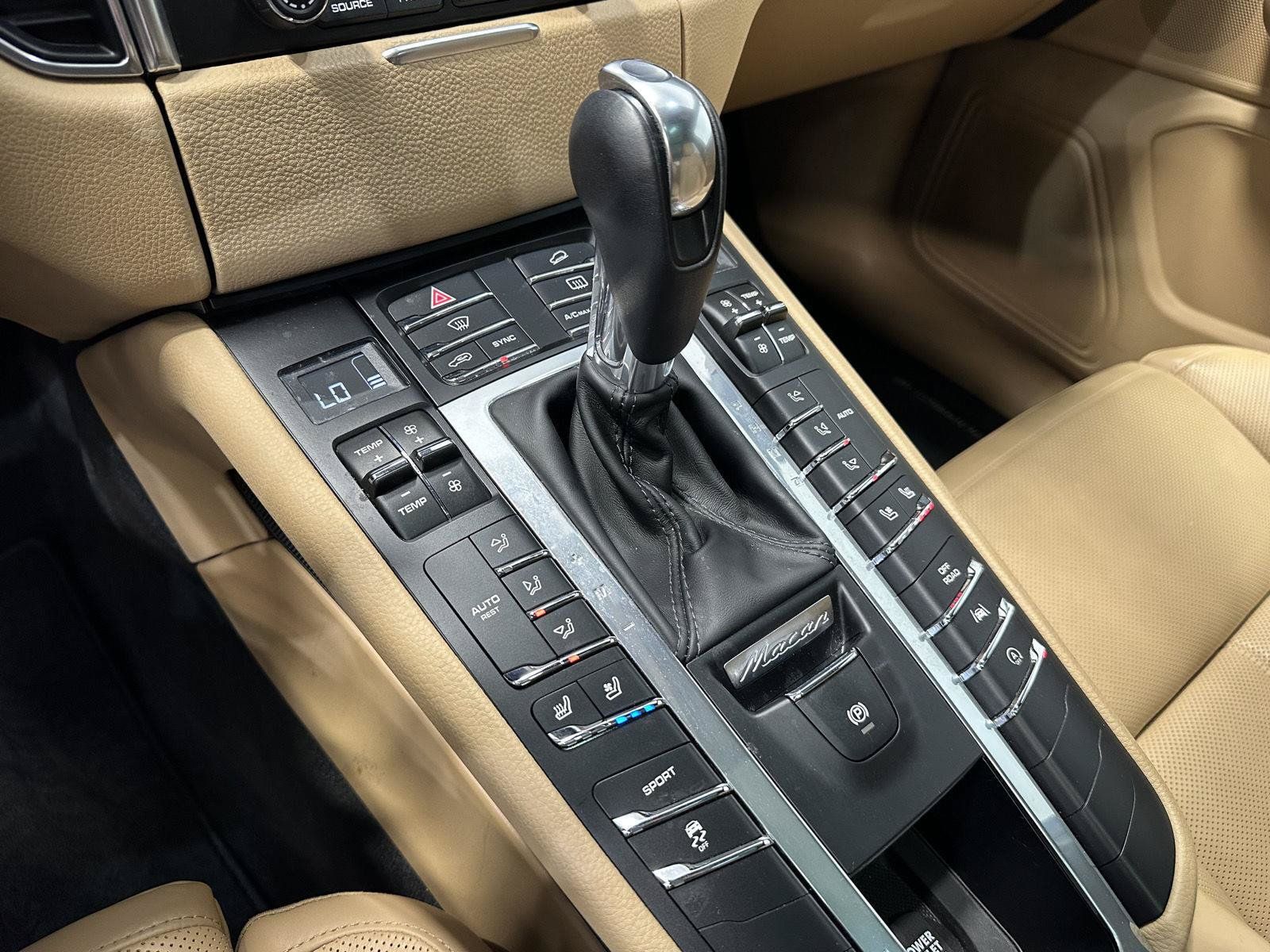 Used 2018 Porsche Macan AWD/4WD image 30