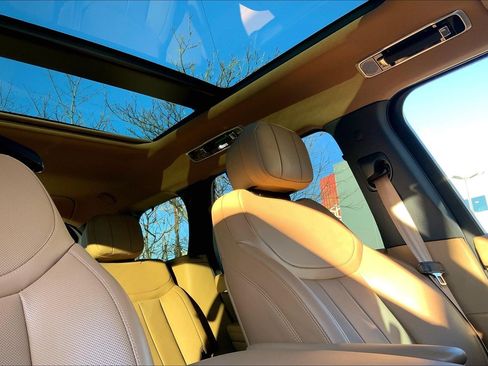 Used 2025 Land Rover Range Rover SE image 14