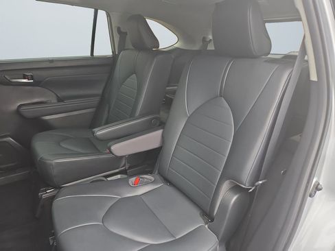 Used 2021 Toyota Highlander XLE image 13