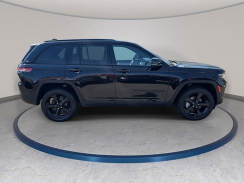 Used 2023 Jeep Grand Cherokee Limited w/ Black Appearance Package image 4