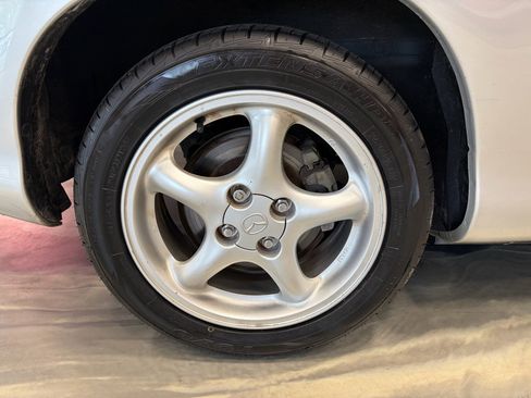 Used 2001 MAZDA MX-5 Miata RWD image 17