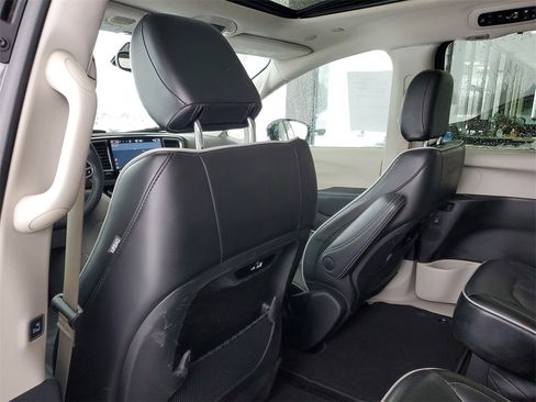 Used 2023 Chrysler Pacifica Limited image 32