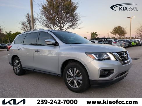 Used 2020 Nissan Pathfinder SL image 2