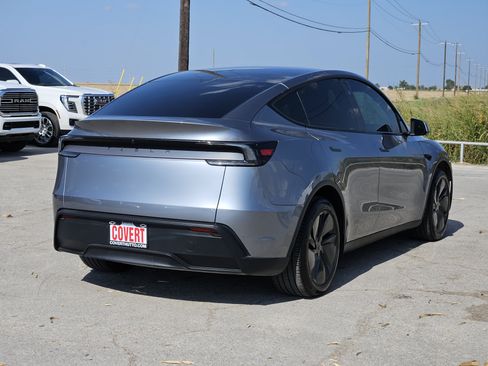 Used 2026 Tesla Model Y 2WD image 5