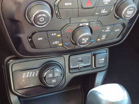 Used 2022 Jeep Renegade Trailhawk AWD/4WD image 24
