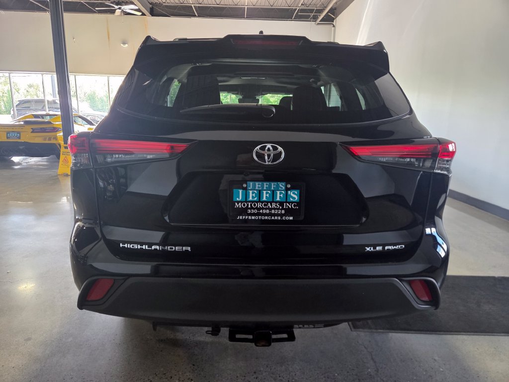 Used 2021 Toyota Highlander XLE AWD/4WD image 4