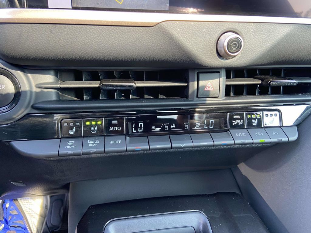 Used 2024 Toyota Crown Platinum AWD/4WD image 23